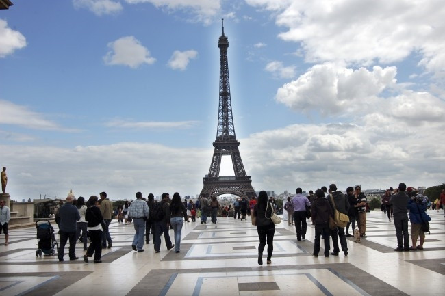 Khách du lịch đến tham quan tháp Eiffel