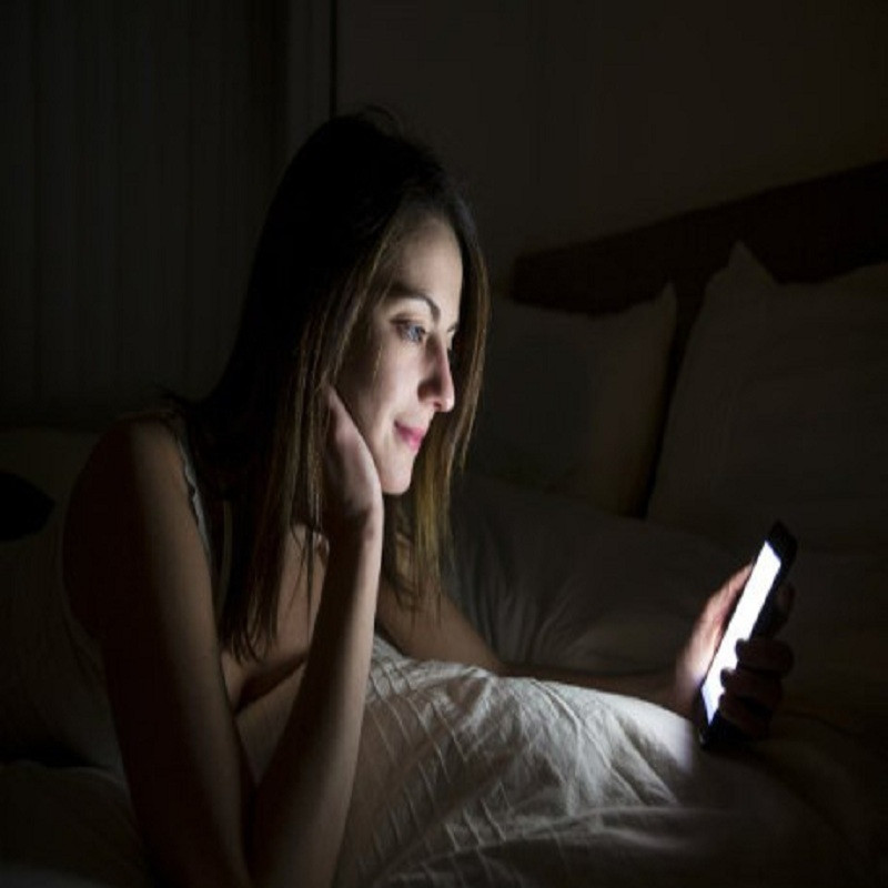 Mất ngủ thường xuyên, giảm thị lực khi dùng facebook vào ban đêm