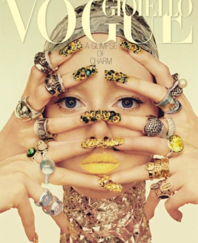Thiết kế móng của Julie Kandalec trên bìa Vogue