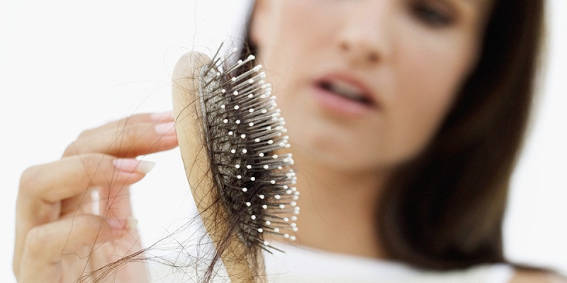 Cố chải tóc rối khiến tóc bị rụng nhiều hơn