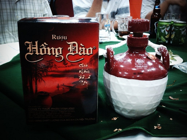 Rượu Hồng Đào là thứ rượu truyền thống nổi tiếng của người dân Quảng Nam
