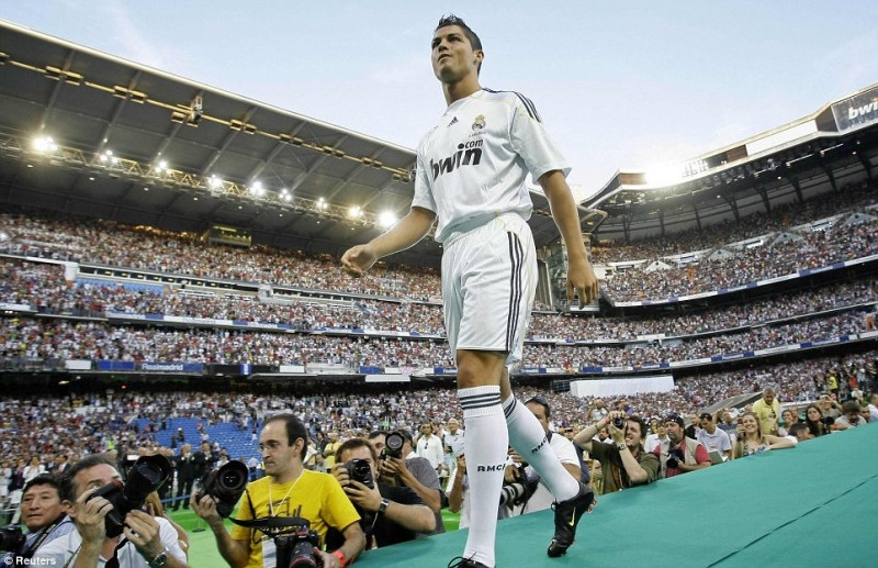 Ban đầu, Ronaldo khoác áo số 9 tại Real