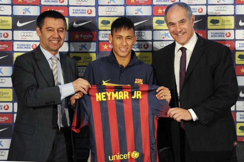 Neymar ra mắt Barcelona năm 2013