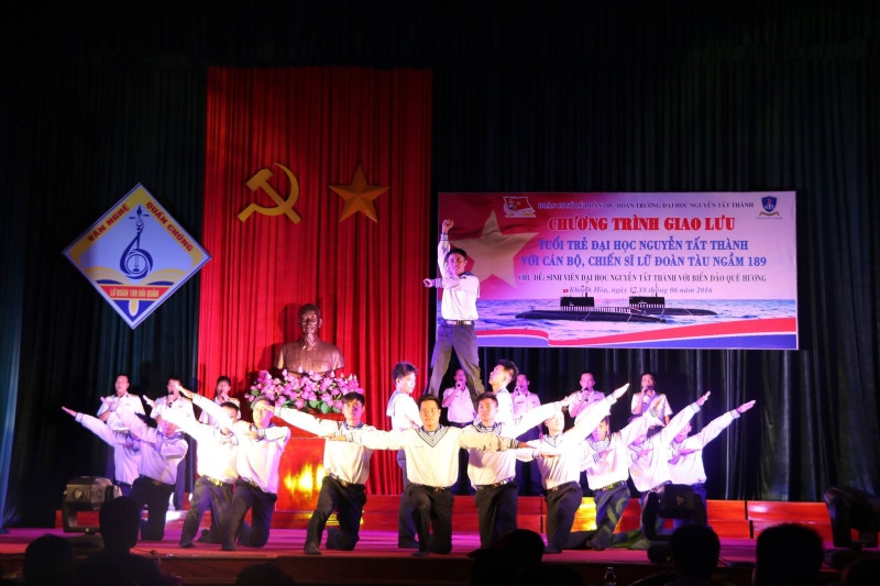 Múa dân vũ trường Nguyễn Tất Thành