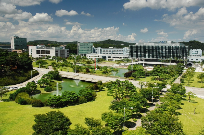 Khuôn viện Viện Khoa học và Công nghệ tiên tiến Hàn Quốc.