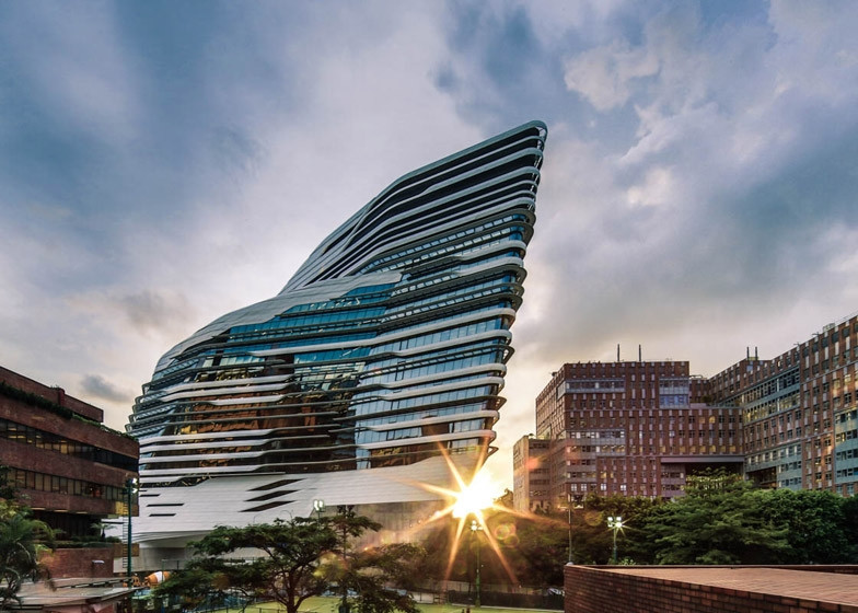 Tòa nhà với nét thiết kế uốn lượn đẹp mắt tại Đại học Bách khoa Hong Kong.