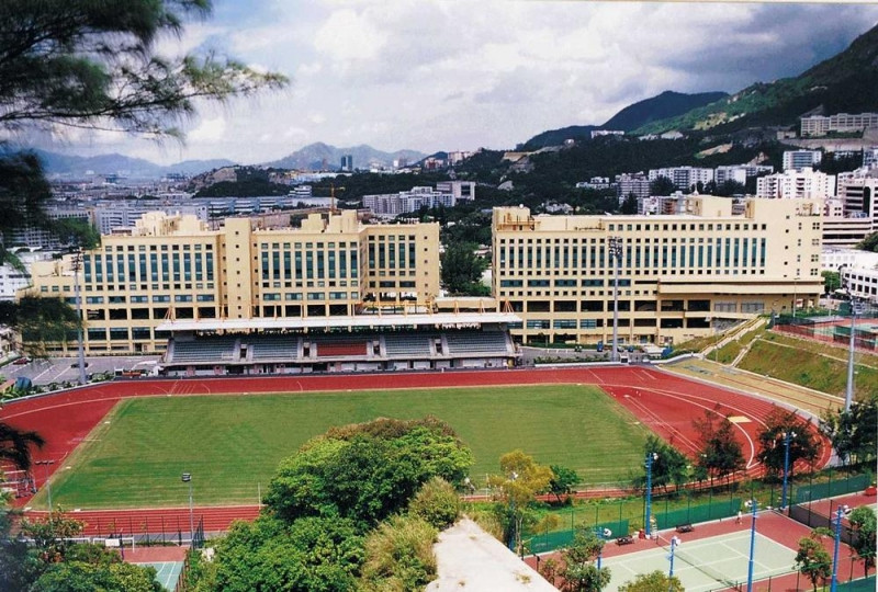 Sân vận động trong khuôn viên trường.
