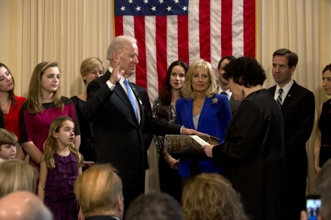 Phó tổng thống Joe Biden đọc lời tuyên thệ vào ngày 20/1/2013