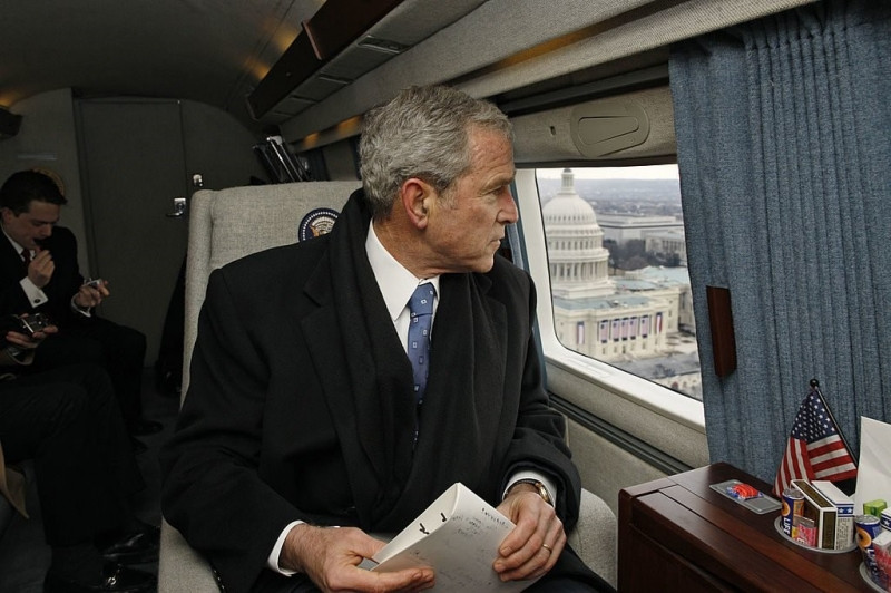 Cựu tổng thống George W.Bush rời đi khỏi lễ nhậm chức của tổng thống Obama bằng trực thăng