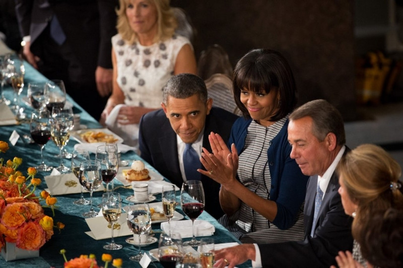 Ông Obama trò chuyện cùng Chủ tịch Hạ viện John Boehner trong buổi tiệc trưa năm 2013