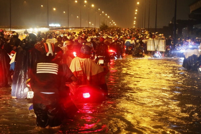 Dòng xe kẹt cứng tại chân cầu Rạch Chiếc hướng từ ngã tư Thủ Đức về cầu Sài Gòn trong cơn mưa bão lớn