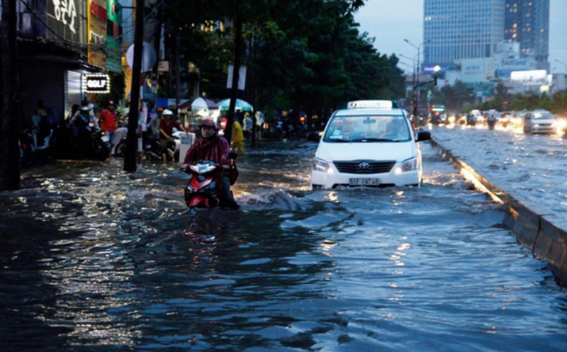 Đường Nguyễn Hữu Cảnh, Quận Bình Thạnh, TPHCM mênh mông nước sau trận mưa lớn