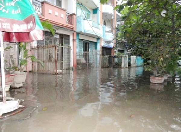 Người dân phường Hiệp Bình Chánh đoạn đường Kha Vạn Cân phải chịu cảnh nước mưa, nước cống, nước sông tràn vào nhà mang theo mùi hôi khó chịu