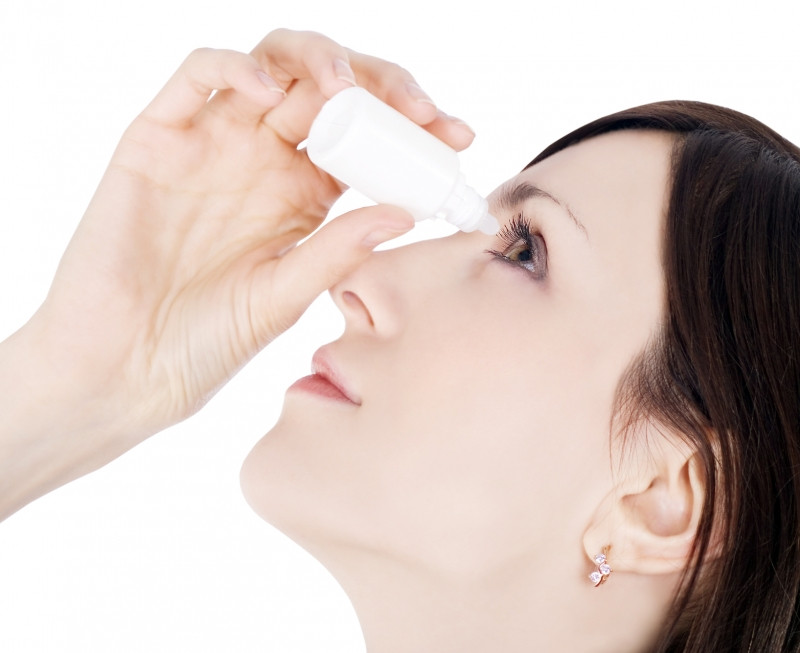 Sau khi nhỏ thuốc mắt, bạn nên ấn hốc mắt trong 3 phút