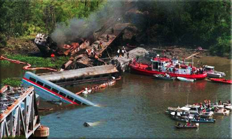 Hình ảnh hiện trường vụ tai nạn tàu hỏa ở Bihar