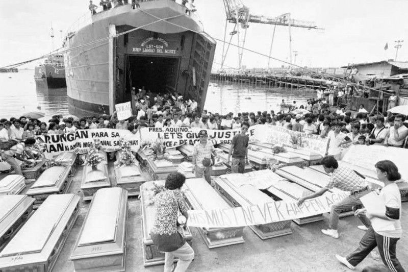 Thi thể các nạn nhân trong vụ chìm phà MV Dona Paz được khâm niệm và đưa vào đất liền