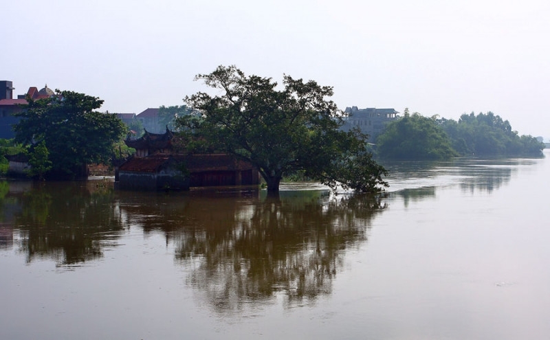 Một ngôi đền tại xã Kim Lũ bị ngập lụt