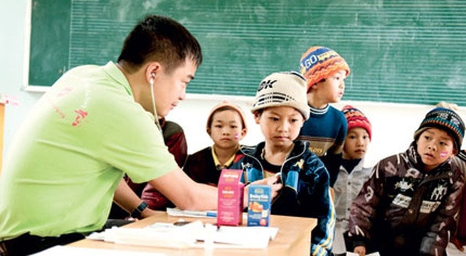 PGS Nguyễn Lân Hiếu thường xuyên tham gia các hoạt động khám bệnh từ thiện.