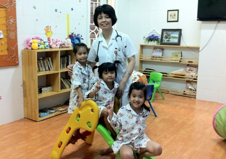 PGS Trương Thanh Hương cùng các bệnh nhân nhí của mình.