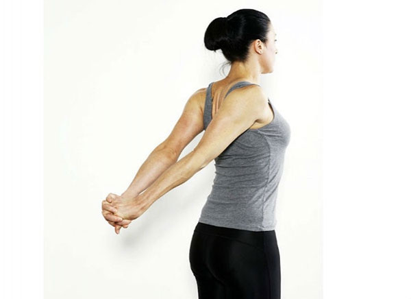 Đẩy tay càng xa để các cơ ngực được duỗi tối đa (Ảnh minh họa từ nangngucnoisoi.vn)