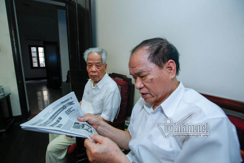 Hằng ngày, ông Phan Trọng Kính đọc báo cho nguyên Tổng bí thư Đỗ Mười nghe. Ảnh chụp tháng 2/2016. Ảnh: Phạm Hải