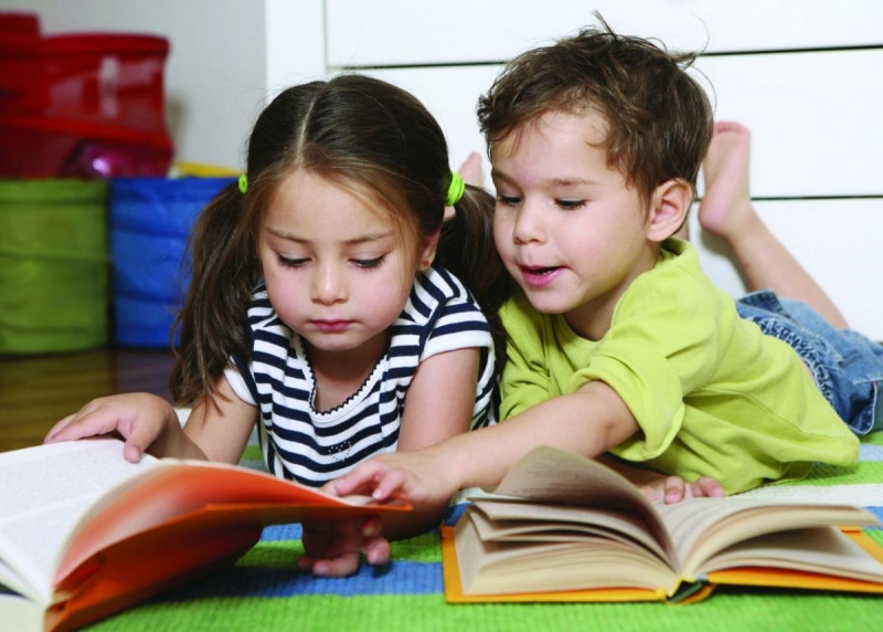Cha mẹ nên thường xuyên đọc sách cho con và khuyến khích con tự học.