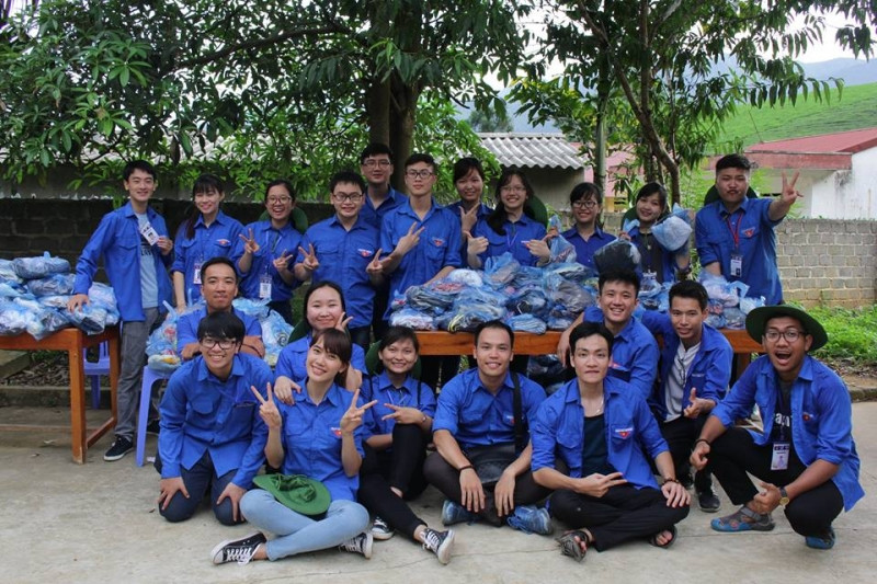Sinh viên Kiểm sát trong màu áo xanh tình nguyện