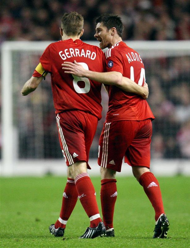 Steven Gerrard và Xabi Alonso
