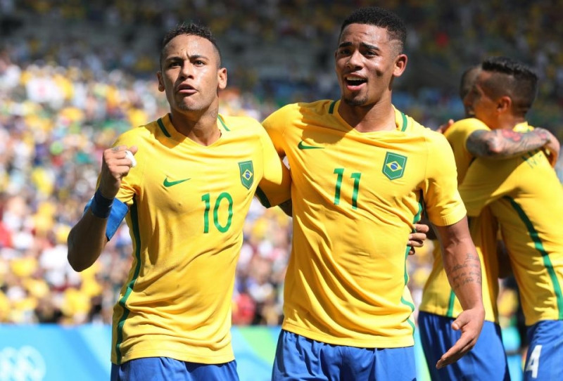 Jesus (số 11) trong màu áo của tuyển Brasil
