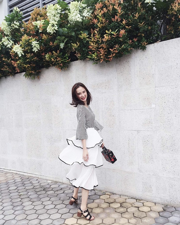 Với Chiếc váy xếp tầng nhẹ nhàng kết hợp với Sandals gót vuông giúp Angela Phương Trinh tô điểm nét nữ tính cho mình khi xuống phố.