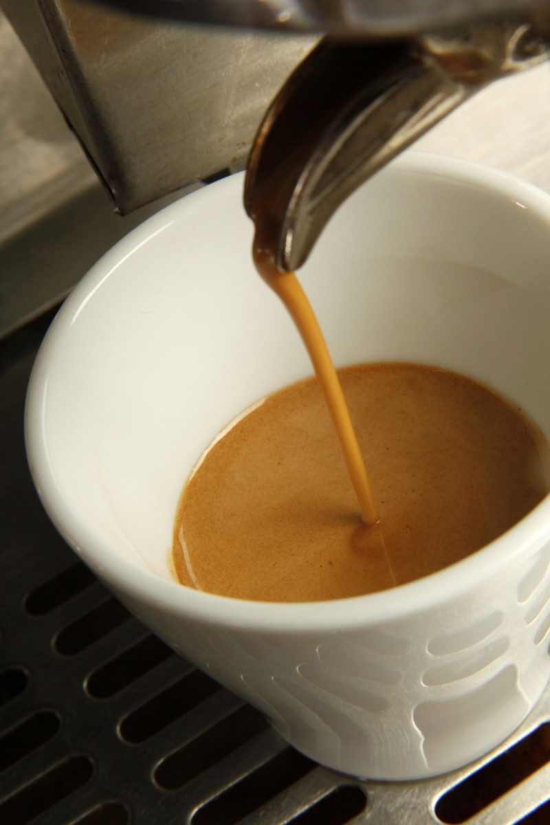 Nước của cà phê thật sẽ có độ sánh hầu như không đáng kể