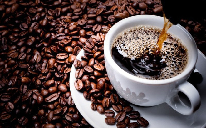 Bọt cà phê nguyên chất khá đồng đều về kích cỡ, đục hơn và trông “dày” hơn