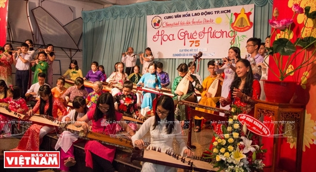 Một tiết mục biểu diễn hòa tấu nhạc cụ dân tộc của các thành viên Câu lạc bộ Tiếng hát quê hương