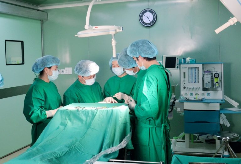 Bác sĩ Bệnh viện thẩm mỹ JW Hàn Quốc phẩu thuật hàm hô cho bệnh nhân
