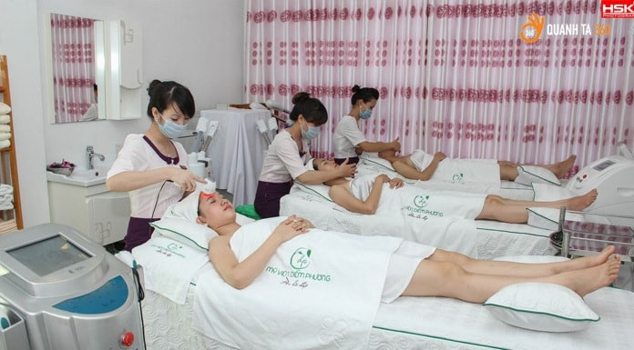 Nhân viên mỹ viện Diễm Phương chăm sóc da cho khách hàng