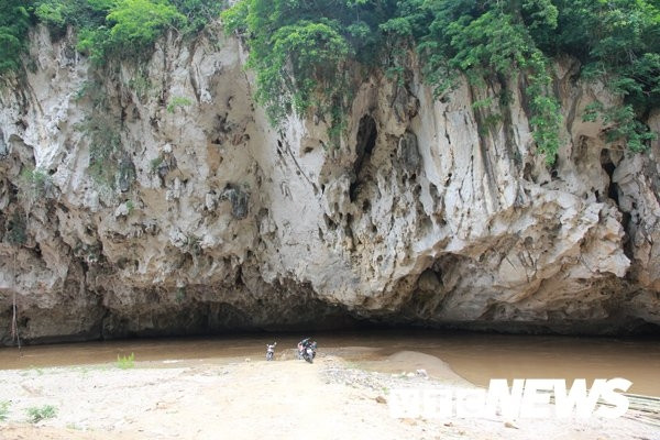 Hang Phi nằm dưới một mái đá khổng lồ