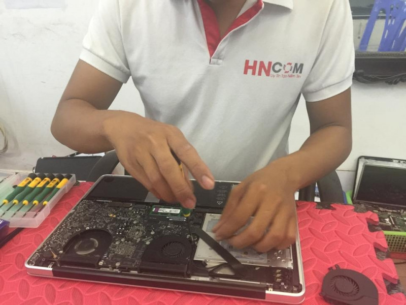 Dịch vụ sửa chữa Macbook của HNCOM