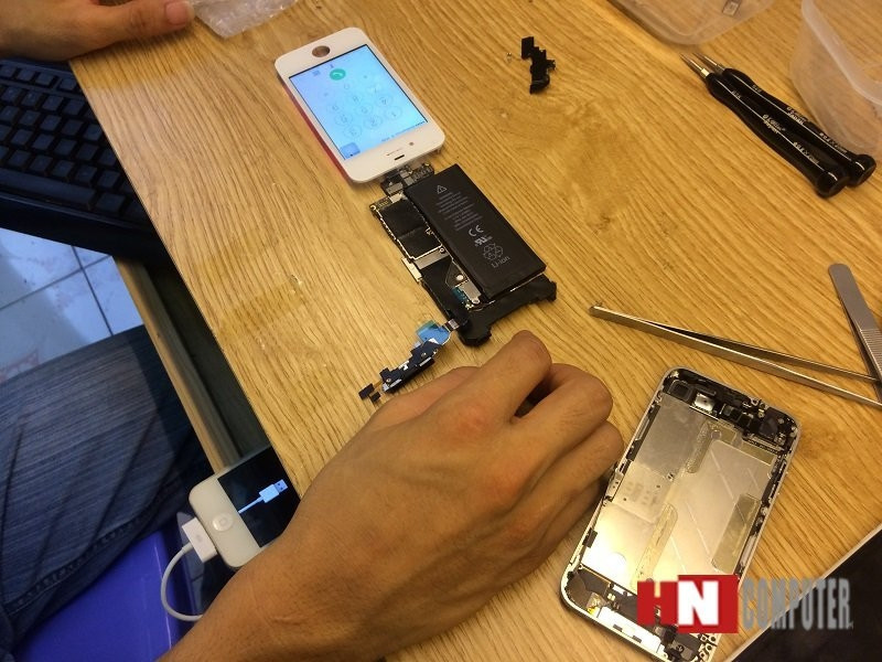 Kỹ thuật viên HNCOM sửa chữa iPhone cho khách hàng