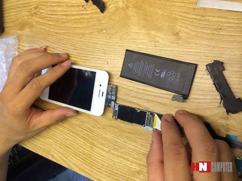 Kỹ thuật viên HNCOM sửa chữa iPhone cho khách hàng