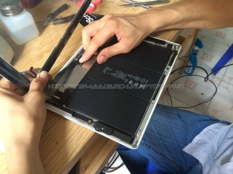 Kỹ thuật viên HNCOM thay màn hình cho iPad