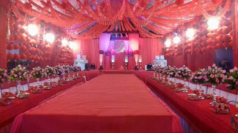 Một tiệc cưới trang trọng, ngập tràn hạnh phúc với màu đỏ chủ đạo