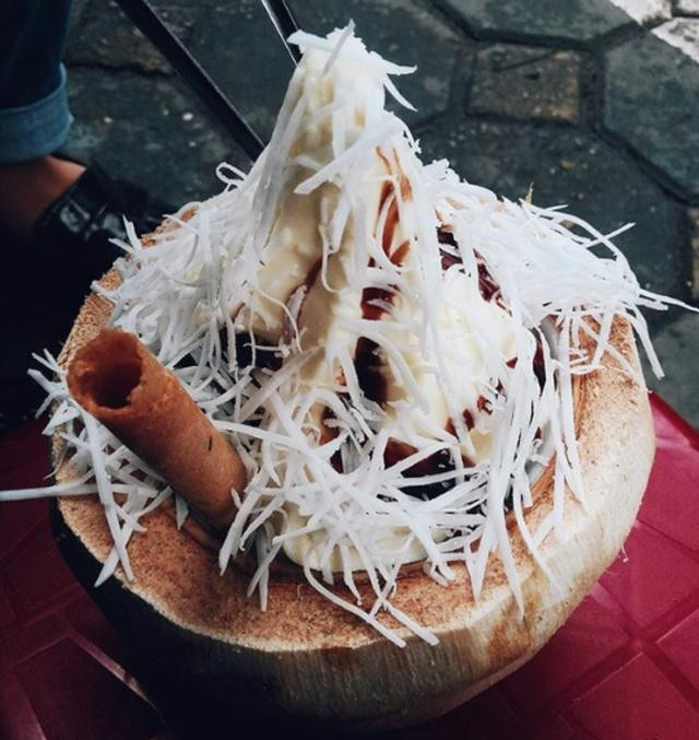 Kem Dừa đầy ụ phủ dừa sợi.