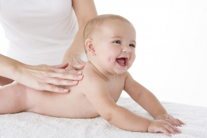 Sử dụng kem dưỡng ẩm để mát-xa cho bé. Sau khi được mát-xa với Kem dưỡng ẩm, bé dễ ngủ hơn, ngủ sâu hơn và ít quấy khóc hơn.