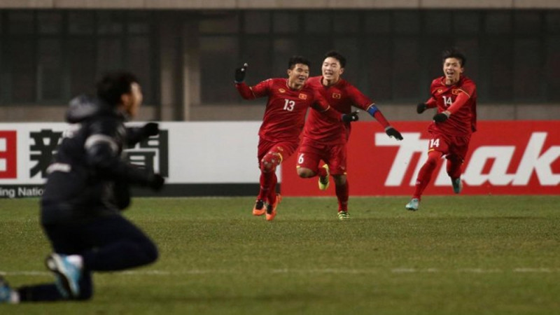 Cảm xúc như vỡ ra khi Đức Chinh đánh đầu đưa U23 Việt Nam vươn lên dẫn trước ở những phút cuối của hiệp phụ thứ 2