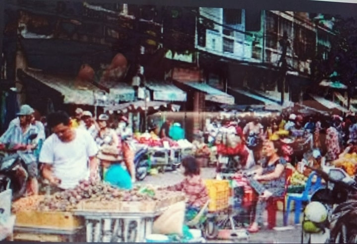 Các gian hàng buôn bán tại Chợ Lớn Quy Nhơn