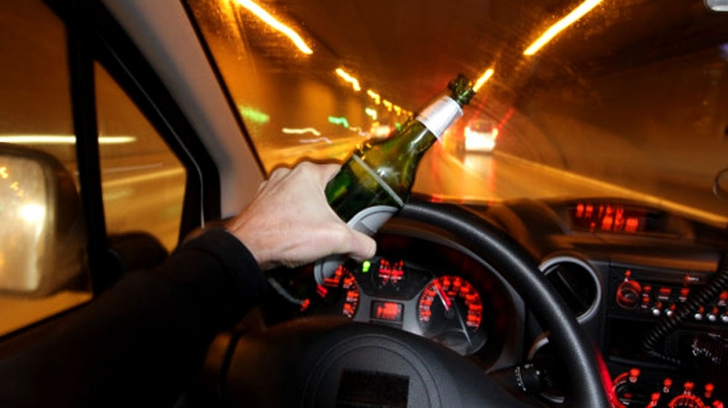 Uống rượu bia khi lái xe là rất nguy hiểm