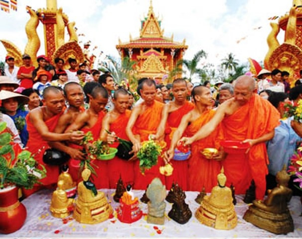 Là tết đón mừng năm mới của đồng bào dân tộc Khmer Nam Bộ