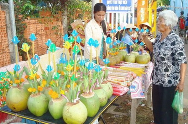 Có tên lễ hội Cúng Dừa vì ai cũng cúng một cặp bình bông làm bằng trái dừa