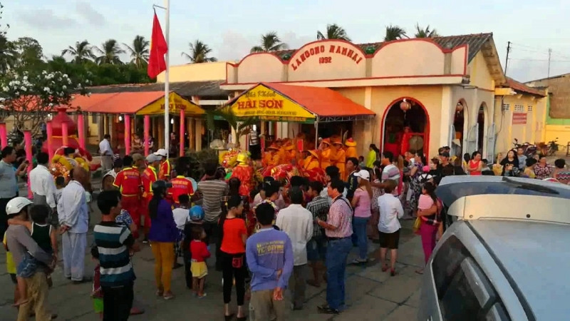 Cùng nhau chờ nghi lễ tiến hành