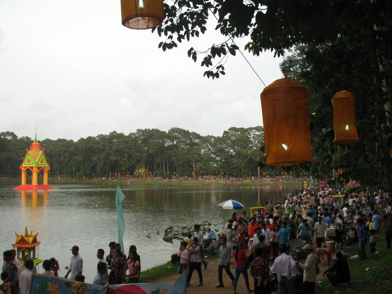 Du khách tham gia lễ hội Ok Om Bok Trà Vinh